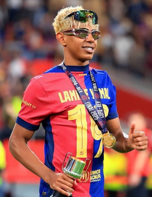 米奇：队里能人众多 也有文班这种基石 但凯尔登才是球队的灵魂（米奇称队内人才济济 文班是球队基石 而凯尔登才是队魂）